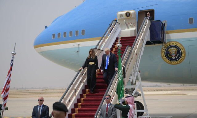 Trump flyr fra skandalene på hjemmebane. Her tas han imot som en helt